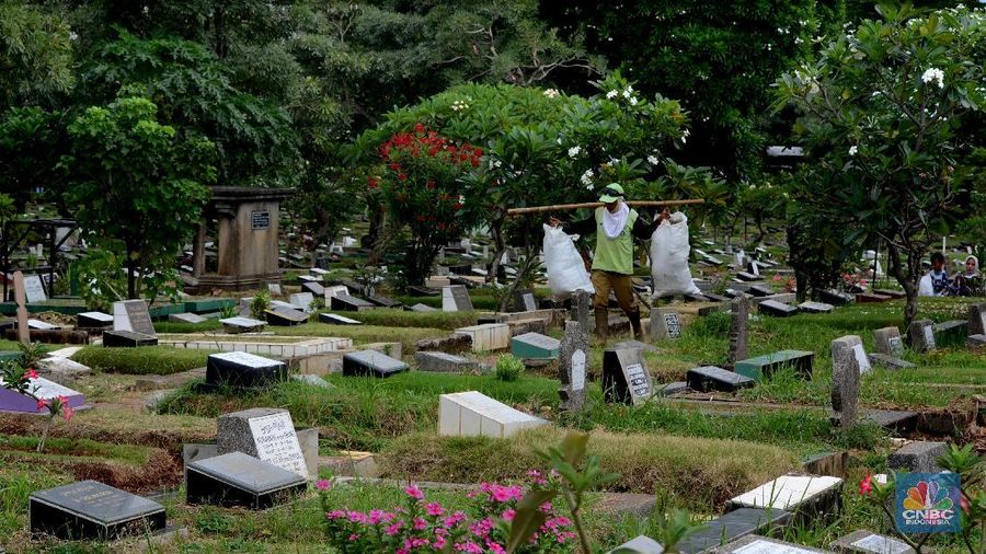 Suasana pemakaman di TPU Karet Bivak, Jakarta, Selasa (9/1/2018). Keterbatsan kurang lahan pemakaman, Dinas Kehutanan DKI Jakarta mengalokasikan anggaran Rp400 miliar untuk pengadaan lahan makam di tahun 2018.