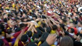 Tak jarang, terjadi adu dorong dan desak-desakan antar jemaat yang ingin menyentuh bagian parade Black Nazarene. Sekitar empat ribu polisi, tentara, dan petugas medis dikerahkan untuk menjaga dan mengawasi parade ini. (AFP PHOTO / TED ALJIBE)