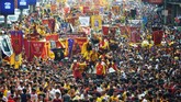Setiap 9 Januari, jutaan umat Katolik di Manila, Filipina, berdesak untuk menyentuh 'Black Nazarene', patung Yesus berkulit gelap yang membawa salib hitam. (AFP PHOTO / TED ALJIBE)