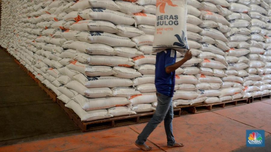 Pekerja mengangkut beras BULOG di gudang BULOG Divre DKI Kelapa Gading, Jakarta, Selasa (9/1/2018). BULOG telah menggelontorkan Cadangan Beras Pemerintah (CBP) untuk kepentingan operasi pasar kurang lebih sebanyak 30.000 ton, yang tersebar di 198 titik di 26 divisi regional seluruh Indonesia, dan operasi pasar ini akan dilaksanakan sampai dengan 31 Maret 2018.
