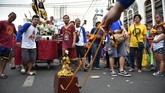 Patung Yesus yang memapah kayu salib tersebut telah diakui sebagai relik suci oleh Vatican pada 1605 oleh Paus Innocent X. Atas pengakuan tersebut, banyak umat Katolik meyakini patung tersebut membawa keberkahan dan keselamatan. (AFP PHOTO / TED ALJIBE)