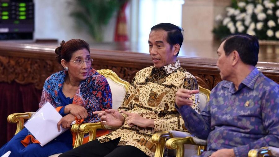 Luhut Panjaitan mempersilahkan Menteri Kelautan dan Perikanan Susi Pudjiastuti terkait penerapan kebijakan pelarangan cantrang.