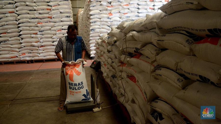 Harga beras naik cukup hingga Rp 12.500 per kg pada awal tahun ini atau jauh dari harga eceran tertinggi (HET) sebesar Rp 9.500 per kg
