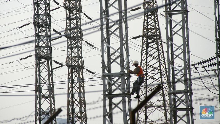 Petugas PLN melakukan perawatan menara listrik di kawasan Gardu Induk Karet Lama, Jakarta, Rabu (10/1/2018).