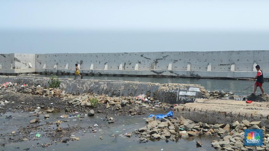 Pembangunan tanggul raksasa dibuat untuk mengatasi banjir pasang air laut (banjir rob) di kawasan pesisir utara.