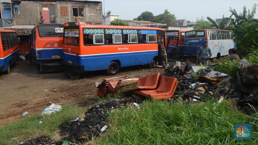 Pemerintah DKI Jakarta berencana melarang operasional bus metromini di ibukota yang sudah tak layak dan uzur.