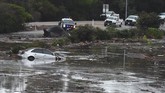 Jumlah korban tewas sangat mungkin bertambah mengingat para petugas masih melakukan pencarian di berbagai daerah, sementara lebih dari 20 orang masih dilaporkan hilang. (Mike Eliason/Santa Barbara County Fire Department/Handout via Reuters)
