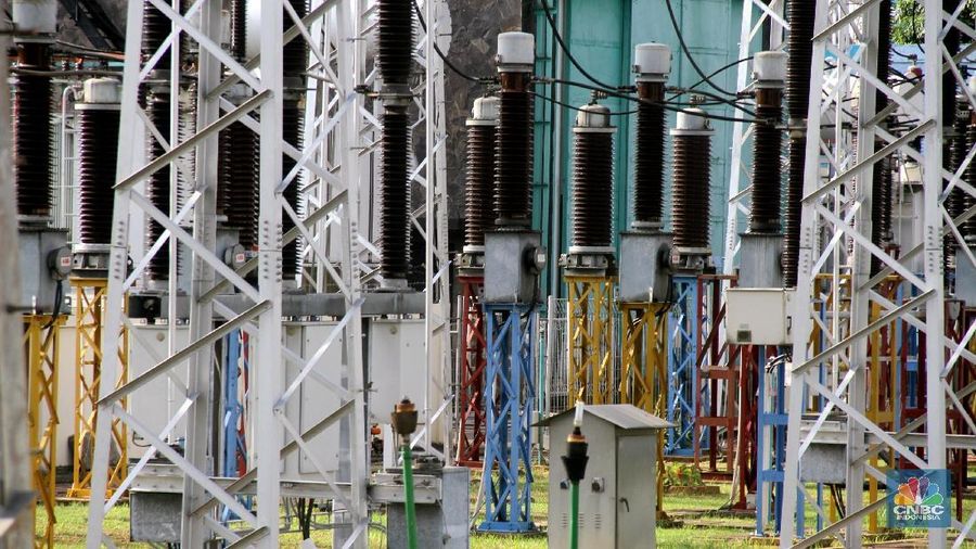 Petugas PLN melakukan perawatan menara listrik di kawasan Gardu Induk Karet Lama, Jakarta, Rabu (10/1/2018).