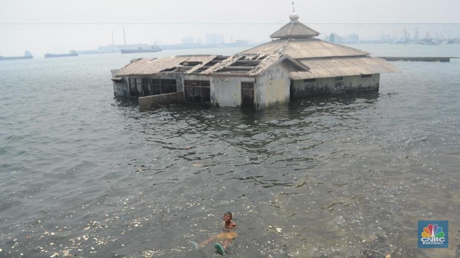 Pembangunan tanggul raksasa dibuat untuk mengatasi banjir pasang air laut (banjir rob) di kawasan pesisir utara.