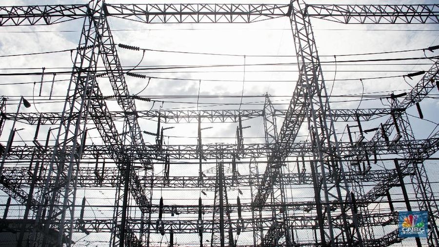 Petugas PLN melakukan perawatan menara listrik di kawasan Gardu Induk Karet Lama, Jakarta, Rabu (10/1/2018).