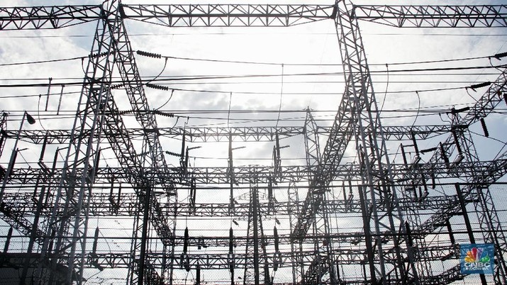 Petugas PLN melakukan perawatan menara listrik di kawasan Gardu Induk Karet Lama, Jakarta, Rabu (10/1/2018).