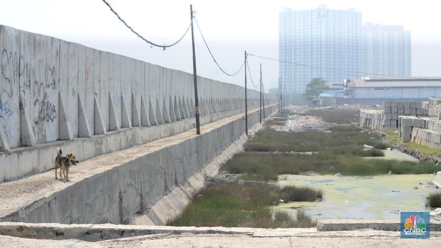 Pembangunan tanggul raksasa dibuat untuk mengatasi banjir pasang air laut (banjir rob) di kawasan pesisir utara.