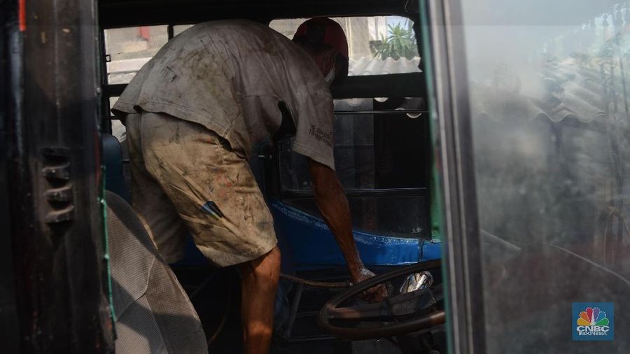 Pemerintah DKI Jakarta berencana melarang operasional bus metromini di ibukota yang sudah tak layak dan uzur.