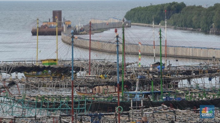 Proses pembangunan tanggul raksasa (giant sea wall) di Jakarta Utara. Pembangunan tanggul raksasa dibuat untuk mengatasi banjir pasang air laut (banjir rob) di kawasan pesisir utara.
