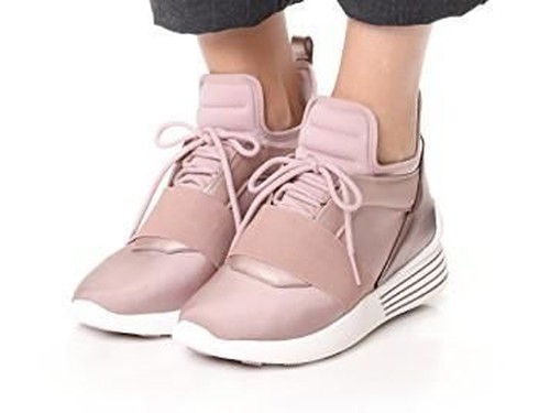 Sporty Namun Tetap Feminin dengan Sneakers Warna Rose Gold Sporty Namun Tetap Feminin dengan Sneakers Warna Rose Gold