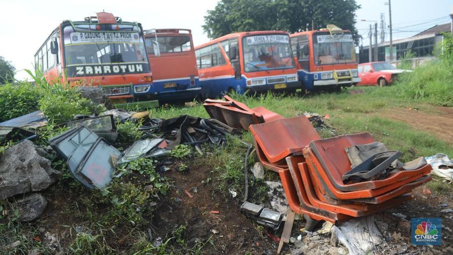 Pemerintah DKI Jakarta berencana melarang operasional bus metromini di ibukota yang sudah tak layak dan uzur.