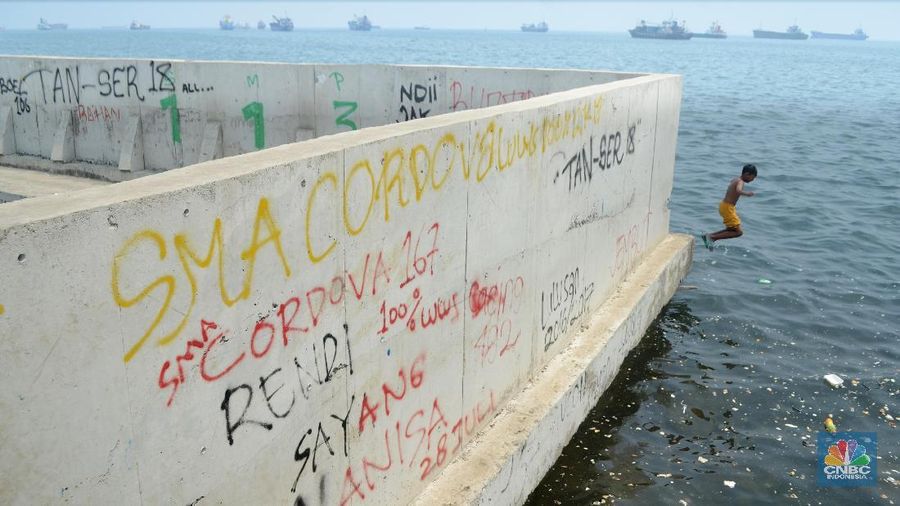 Pembangunan tanggul raksasa dibuat untuk mengatasi banjir pasang air laut (banjir rob) di kawasan pesisir utara.