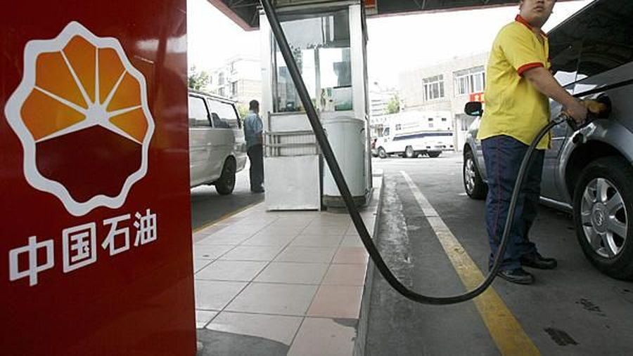 Valuasi Petrochina turun dalam karena krisis ekonomi 2008 dan turunnya harga minyak.