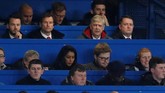 Manajer Arsenal, Arsene Wenger, duduk di tribune penonton Stadion Stamford Bridge ditemani asistennya, Jens Lehman, saat The Gunners menghadapi Chelsea. (REUTERS/David Klein)