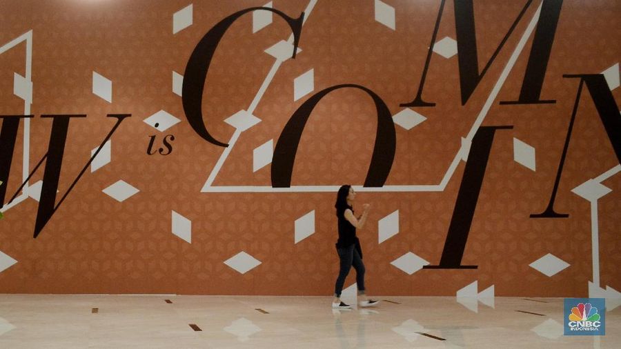 Pengunjung melintas di depan toko ritel Debenhams yang sudah tutup di Kawasan Senayan City, Jakarta, Kamis (11/1/2018). Menurut Pengusaha Ritel Indonesia (Aprindo) memperkirakan sekitar 1.200 orang di PHK mulai sejak toko supermarket 7-Eleven menutup ratusan gerainya hingga saat ini, belum lagi Ramayana, Matahari, Lotus, dan Debenhams Department Store yang menyusul tutupnya toko ritel tersebut.