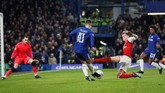Di babak kedua dominasi Chelsea terus berlanjut. Tapi, disiplinnya lini pertahanan Arsenal membuat The Blues kesulitan mencetak gol. (REUTERS/David Klein)