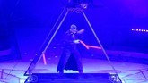 Penampilan kelompok juggling dari Perancis-Ceko, Duo Supka di International Circus Festival. (AFP PHOTO / Attila KISBENEDEK)