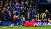 Penyerang Chelsea Alvaro Morata kembali mendapat peluang di babak kedua, tapi lagi-lagi digagalkan kiper Arsenal David Ospina. (REUTERS/David Klein)
