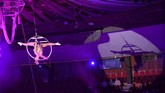 Seorang anggota grup sirkus dari Rusia, Gallea, tampil di ketinggian di International Circus Festival ke-12 pada 10 Januari 2018. (AFP PHOTO / Attila KISBENEDEK)