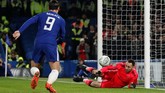Salah satu peluang di babak pertama didapat Chelsea melalui tendangan keras Victor Moses yang diblok kiper Arsenal David Ospina. Bola rebound gagal dimanfaatkan striker Chelsea Alvaro Morata. (Reuters/John Sibley)