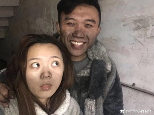 Foto Pasangan Berpose Ceria Usai Kebakaran Rumah Mereka Ini Jadi Viral Foto Pasangan Berpose Ceria Usai Kebakaran Rumah Mereka Ini Jadi Viral