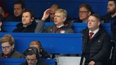 Arsene Wenger yang mendapat hukuman larangan mendampingi Arsenal di tiga pertandingan karena memprotes wasit di Piala FA, terlihat cemas di bangku tribune penonton. (Reuters/John Sibley)