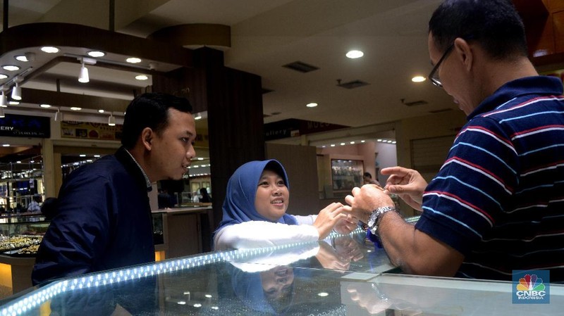 Emas merupakan salah satu investasi yang menjanjikan, jika kita beli mungkin lima sampai enam tahun bisa jadi investasi yang bagus.