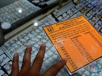 Harga Jatuh Akibat Polah Trump, Emas Bisa Bersinar Lagi Gak?