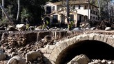 Jika bulan lalu asap membubung tinggi ke udara, kini tanah longsor menutupi pepohonan, mobil, dan rumah-rumah di sepanjang pesisir pantai California. (Kenneth Song/Santa Barbara News-Press via REUTERS)