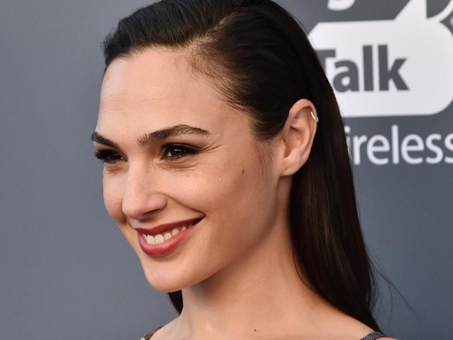 Raih Penghargaan di Critics Choice Awards, Gal Gadot Berpidato Inspiratif Raih Penghargaan di Critics Choice Awards, Gal Gadot Berpidato Inspiratif