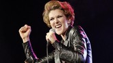 Dari tahun ke tahun gaya Celine Dion memang tak terlalu berubah. Gaya diva dengan baju-baju cantik selalu melekat darinya, namun dulunya dia pernah terlihat bergaya rock and roll dengan rambut pendek. (AFP PHOTO BERTRAND GUAY / AFP PHOTO / BERTRAND GUAY)