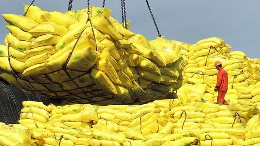 Sepanjang tahun 2017 neraca perdagangan non migas Indonesia masih mengalami defisit dengan China sebesar -14,20%.