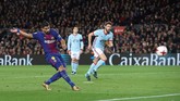 Babak pertama ditutup Barcelona dengan keunggulan 4-0 setelah Luis Suarez mencetak gol pada menit ke-31 memanfaatkan blunder kesalahan lini belakang Celta Vigo. (REUTERS/Albert Gea)