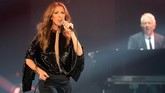 Paduan jaket, dress panjang, dan juga gaun one shoulder terlihat pernah dipakai Celine Dion dalam konsernya di berbagai negara. (AFP PHOTO / PIERRE ANDRIEU / AFP PHOTO / PIERRE ANDRIEU)