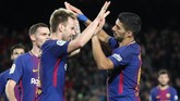 Ivan Rakitic dan Luis Suarez merayakan gol kelima Barcelona. Kemenangan 5-0 membuat Barcelona lolos ke perempat final Copa del Rey dengan kemenangan agregat 6-1 atas Celta Vigo. (REUTERS/Albert Gea)