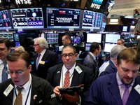 Wall Street Kebakaran, Dow Jones Jeblos 300 Poin