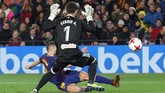Pada menit ke-28 giliran Jordi Alba yang memanfaatkan assist Lionel Messi untuk mencetak gol ketiga Barcelona ke gawang Celta Vigo. (REUTERS/Albert Gea)