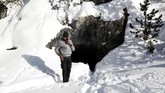 Dari sana, dia masih harus berjuang, mempertaruhkan hidupnya membelah Pegunungan Alpen di tengah suhu -9 derajat Celsius, demi membangun hidup yang lebih sejahtera di Perancis. (Reuters/Siegfried Modola)