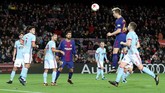 Di babak kedua Barcelona menambah satu gol melalui sundulan Ivan Rakitic setelah meneruskan umpan sepak pojok Ousmane Dembele menit ke-87. (REUTERS/Albert Gea)