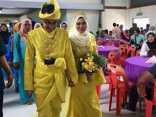 Iseng Ganti Keris dengan Pistol di Busana Adat, Pengantin Pria Ini Bikin Geger Iseng Ganti Keris dengan Pistol di Busana Adat, Pengantin Pria Ini Bikin Geger