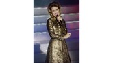 Dalam konsernya di tahun 1996, Celine Dion juga kerap memakai busana bling-bling dan berkilau. (AFP PHOTO PIERRE BOUSSEL / AFP PHOTO / PIERRE BOUSSEL)