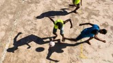 Anak-anak bermain bola di perkampungan Vidigal di kota Rio de Janeiro, Brasil. (AFP/Christophe Simon)