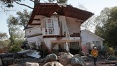 Kebakaran itu pula yang disebut menyebabkan tanah longsor kali ini. Karena tanah kering akibat kebakaran, tanah di daerah California menjadi rentan longsor. (REUTERS/Kyle Grillot)