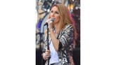Tak cuma bling-bling, busana yang dipakainya juga terlihat seksi. Tak dimungkiri, Celine Dion di usia paruh bayanya juga masih terlihat seksi dan cantik. (Michael Loccisano/Getty Images/AFP)