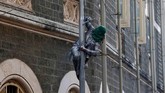 Seorang pekerja mengecat tiang lampu di jalanan Mumbai, India. (Reuters/Shailesh Andrade)